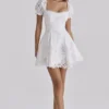 Lavina Weißes Minikleid aus maßgefertigter Spitze + Baumwolle mit Broderie Anglaise Lavina Weißes Minikleid aus maßgefertigter Spitze + Baumwolle mit Broderie Anglaise
