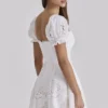 Lavina Weißes Minikleid aus maßgefertigter Spitze + Baumwolle mit Broderie Anglaise Lavina Weißes Minikleid aus maßgefertigter Spitze + Baumwolle mit Broderie Anglaise