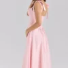 Leia – Midi-Kleid aus rosa Chiffon mit Bindebändern Leia – Midi-Kleid aus rosa Chiffon mit Bindebändern