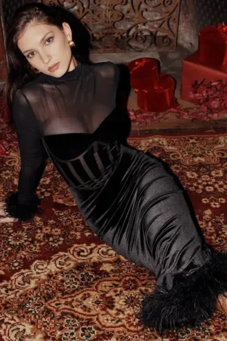 lianna midi kleid aus schwarzem samt 2 330x495 - Lianna Midi-Kleid aus schwarzem Samt