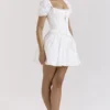 Lili Weißes Baumwoll-Minikleid mit abnehmbarem Korsett Lili Weißes Baumwoll-Minikleid mit abnehmbarem Korsett