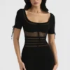 Lilla Schwarzes Midi-Kleid aus durchbrochenem Strick Lilla Schwarzes Midi-Kleid aus durchbrochenem Strick