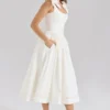 Lillia Weißes Midi-Kleid aus Stretch-Baumwolle mit Schleifen Lillia Weißes Midi-Kleid aus Stretch-Baumwolle mit Schleifen