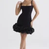 Lilou Schwarzes Kleid mit Rüschen an den Säumen