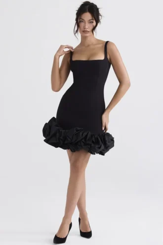 Lilou Schwarzes Kleid mit Rüschen an den Säumen