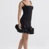 Lilou Schwarzes Kleid mit Rüschen an den Säumen