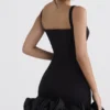 Lilou Schwarzes Kleid mit Rüschen an den Säumen