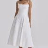 Liora – Weißes Midi-Sommerkleid aus Baumwolle mit Broderie-Anglaise-Borte Liora – Weißes Midi-Sommerkleid aus Baumwolle mit Broderie-Anglaise-Borte