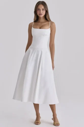 Liora – Weißes Midi-Sommerkleid aus Baumwolle mit Broderie-Anglaise-Borte
