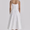 Liora – Weißes Midi-Sommerkleid aus Baumwolle mit Broderie-Anglaise-Borte Liora – Weißes Midi-Sommerkleid aus Baumwolle mit Broderie-Anglaise-Borte