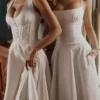 Liora – Weißes Midi-Sommerkleid aus Baumwolle mit Broderie-Anglaise-Borte Liora – Weißes Midi-Sommerkleid aus Baumwolle mit Broderie-Anglaise-Borte
