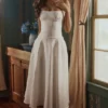 Liora – Weißes Midi-Sommerkleid aus Baumwolle mit Broderie-Anglaise-Borte Liora – Weißes Midi-Sommerkleid aus Baumwolle mit Broderie-Anglaise-Borte