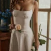 Liora – Weißes Midi-Sommerkleid aus Baumwolle mit Broderie-Anglaise-Borte Liora – Weißes Midi-Sommerkleid aus Baumwolle mit Broderie-Anglaise-Borte