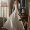 Liora – Weißes Midi-Sommerkleid aus Baumwolle mit Broderie-Anglaise-Borte Liora – Weißes Midi-Sommerkleid aus Baumwolle mit Broderie-Anglaise-Borte