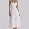 Liora – Weißes Midi-Sommerkleid aus Baumwolle mit Broderie-Anglaise-Borte Liora – Weißes Midi-Sommerkleid aus Baumwolle mit Broderie-Anglaise-Borte