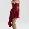 Lola – Weinrotes Jacquard-Satin-Minikleid mit Drapierung Lola – Weinrotes Jacquard-Satin-Minikleid mit Drapierung