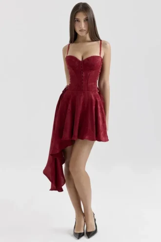 Lola – Weinrotes Jacquard-Satin-Minikleid mit Drapierung Lola – Weinrotes Jacquard-Satin-Minikleid mit Drapierung