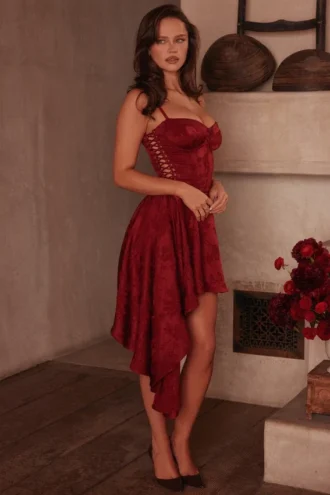 Lola – Weinrotes Jacquard-Satin-Minikleid mit Drapierung Lola – Weinrotes Jacquard-Satin-Minikleid mit Drapierung