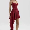 Lola – Weinrotes Jacquard-Satin-Minikleid mit Drapierung Lola – Weinrotes Jacquard-Satin-Minikleid mit Drapierung