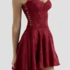 Lola – Weinrotes Jacquard-Satin-Minikleid mit Drapierung Lola – Weinrotes Jacquard-Satin-Minikleid mit Drapierung