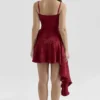 Lola – Weinrotes Jacquard-Satin-Minikleid mit Drapierung Lola – Weinrotes Jacquard-Satin-Minikleid mit Drapierung