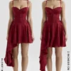 Lola – Weinrotes Jacquard-Satin-Minikleid mit Drapierung Lola – Weinrotes Jacquard-Satin-Minikleid mit Drapierung