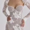 Lucienne – Elfenbeinfarbenes Maxikleid aus bestickter Spitze – Limitierte Edition Lucienne – Elfenbeinfarbenes Maxikleid aus bestickter Spitze – Limitierte Edition