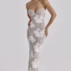 Lucienne – Elfenbeinfarbenes Maxikleid aus bestickter Spitze – Limitierte Edition Lucienne – Elfenbeinfarbenes Maxikleid aus bestickter Spitze – Limitierte Edition
