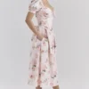 Lulabell Midi-Kleid aus Baumwolle mit Pfirsichblütenmuster und Puffärmeln Lulabell Midi-Kleid aus Baumwolle mit Pfirsichblütenmuster und Puffärmeln