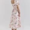 Lulabell Midi-Kleid aus Baumwolle mit Pfirsichblütenmuster und Puffärmeln Lulabell Midi-Kleid aus Baumwolle mit Pfirsichblütenmuster und Puffärmeln