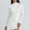 Lulu – Minikleid aus elfenbeinfarbenem Satin mit Flötenärmeln Lulu – Minikleid aus elfenbeinfarbenem Satin mit Flötenärmeln