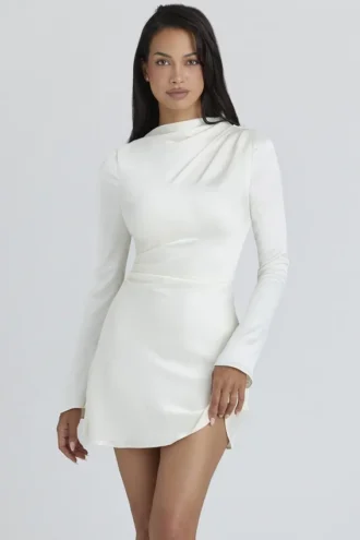 Lulu – Minikleid aus elfenbeinfarbenem Satin mit Flötenärmeln