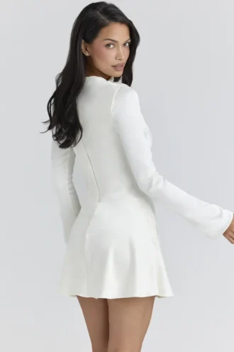 Lulu – Minikleid aus elfenbeinfarbenem Satin mit Flötenärmeln