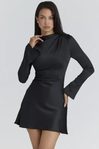 Lulu – Schwarzes Minikleid aus Satin mit langen Ärmeln