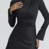 Lulu – Schwarzes Minikleid aus Satin mit langen Ärmeln