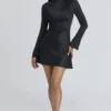 Lulu – Schwarzes Minikleid aus Satin mit langen Ärmeln