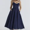 Mademoiselle Midi-Kleid aus marineblauem Satin und Tüll Mademoiselle Midi-Kleid aus marineblauem Satin und Tüll