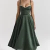 Mademoiselle Midikleid aus satinfarbenem Tüll in Waldgrün Mademoiselle Midikleid aus satinfarbenem Tüll in Waldgrün