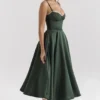Mademoiselle Midikleid aus satinfarbenem Tüll in Waldgrün Mademoiselle Midikleid aus satinfarbenem Tüll in Waldgrün