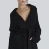 Madison Schwarze Strickjacke aus reiner Wolle mit drapierter Vorderseite Madison Schwarze Strickjacke aus reiner Wolle mit drapierter Vorderseite