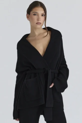 Madison Schwarze Strickjacke aus reiner Wolle mit drapierter Vorderseite
