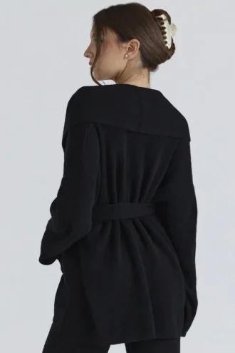 Madison Schwarze Strickjacke aus reiner Wolle mit drapierter Vorderseite