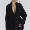 Madison Schwarze Strickjacke aus reiner Wolle mit drapierter Vorderseite Madison Schwarze Strickjacke aus reiner Wolle mit drapierter Vorderseite