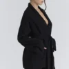Madison Schwarze Strickjacke aus reiner Wolle mit drapierter Vorderseite Madison Schwarze Strickjacke aus reiner Wolle mit drapierter Vorderseite