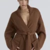 Madison Tan Strickjacke aus reiner Wolle mit drapierter Vorderseite Madison Tan Strickjacke aus reiner Wolle mit drapierter Vorderseite