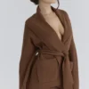Madison Tan Strickjacke aus reiner Wolle mit drapierter Vorderseite Madison Tan Strickjacke aus reiner Wolle mit drapierter Vorderseite