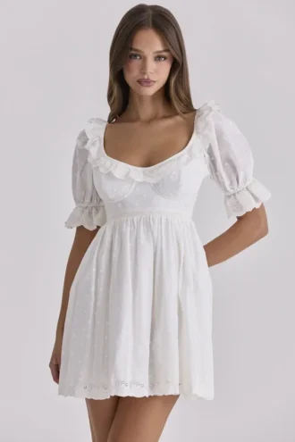 Maisie Weißes Regency-Babydoll-Minikleid mit Broderie Anglaise Maisie Weißes Regency-Babydoll-Minikleid mit Broderie Anglaise