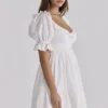 Maisie Weißes Regency-Babydoll-Minikleid mit Broderie Anglaise