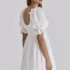 Maisie Weißes Regency-Babydoll-Minikleid mit Broderie Anglaise
