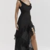 Malila Schwarzes Maxikleid mit Rüschen Malila Schwarzes Maxikleid mit Rüschen